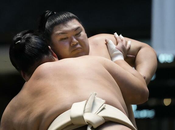 二所ノ関一門の連合稽古で、汗を流す大の里＝大阪市北区のグランフロント大阪