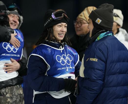 男子ハーフパイプ決勝３回目を終え、笑顔を見せる平野歩夢＝リビーニョ（共同）