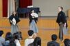 狂言を鑑賞する濁川小学校の児童＝新潟市北区濁川