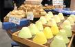 佐渡をイメージしたメロンパン、佐渡乳業のクリームを使ったパンが並ぶ=新潟市中央区