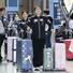 プラハから帰国した坂本花織(手前)ら=31日、関西空港