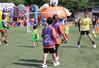 デフサッカーを体験する子どもたちを指導する齋藤心温さん(右)=新潟市中央区