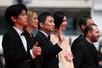 　カンヌ国際映画祭で「急に具合が悪くなる」のレッドカーペットに登場した濱口竜介監督（中央）とキャスト陣＝１５日、カンヌ（ロイター＝共同）