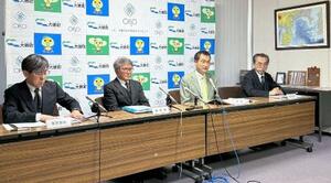 　神奈川県大磯町立小のいじめ事案を巡り、同町が開いた記者会見＝２７日午後