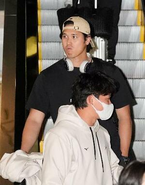 　米マイアミの空港に到着したＷＢＣ日本代表の大谷翔平（奥）＝１１日、マイアミ（共同）