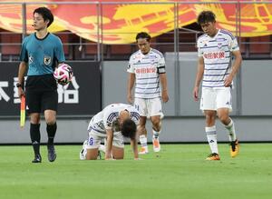 名古屋－新潟　０－３で完敗し、悔しがる新潟の選手たち＝豊田（写真映像部・佐藤将志）