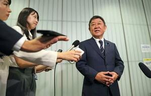 記者団の取材に応じる自民党の茂木前幹事長=10日午前、東京・赤坂の議員宿舎