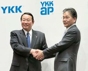 　記者会見を終え、写真に納まるＹＫＫの堀秀充取締役（左）とパナソニックハウジングソリューションズの山田昌司社長＝１７日午後、東京都千代田区