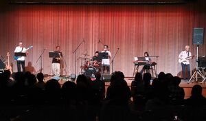 能登半島の復興を応援しようと、アマチュアバンド「ザ・エールバンド」が開いたチャリティーコンサート=柏崎市田塚3