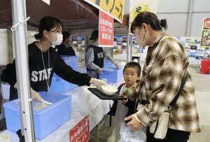 炊きたての新米やさまざまなおかずを楽しんだ「にいがた米の陣2024」=2日、新潟市中央区