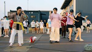 水原甚句の振り付けを学ぶベトナム人技能実習生ら=19日、阿賀野市山倉