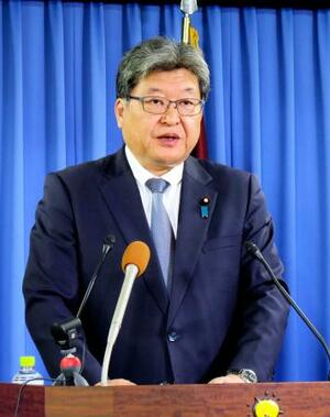 記者会見する自民党の萩生田幹事長代行=1日午後、東京・永田町の党本部