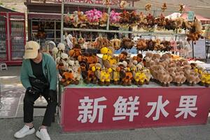 観光地の土産物屋=5月、中国甘粛省嘉峪関市(共同)