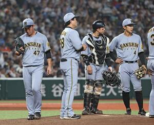 8回、勝ち越しを許し降板する阪神・桐敷(左)=ベルーナドーム