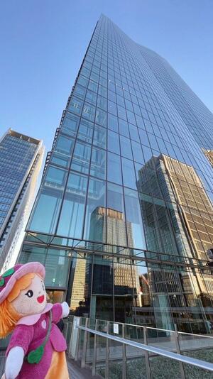 東京の高層ビルを見上げるいもジェンヌちゃん