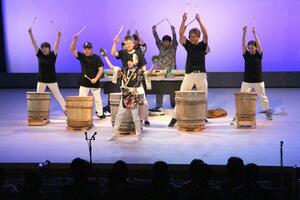 劇団五線紙が上演したオリジナル劇「孫がくれた宿題」=五泉市赤海
