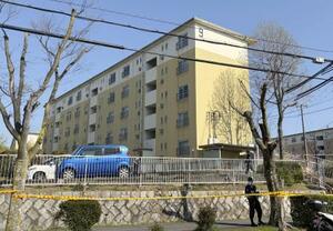 住人の母娘が殺害された集合住宅=4月8日、大阪府和泉市