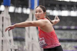女子円盤投げ予選 投てきする郡菜々佳=国立競技場