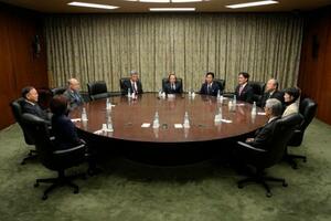 金融政策決定会合に臨む日銀の植田総裁(中央)ら=23日午前