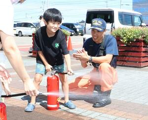 子どもたちが消火器の使い方を学んだ防災イベント=上越市土橋