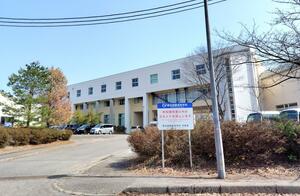 開志国際高校の校舎。柔道部監督の教諭による不適切行為があった=胎内市