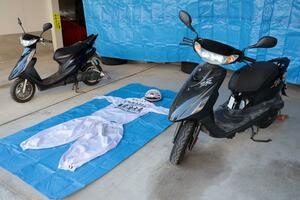 集団暴走をしていた少年らから押収したバイクや特攻服=12月11日、上越署