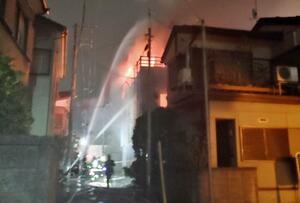 消火活動が続いた火災現場＝７月５日午後１１時前、三条市北四日町