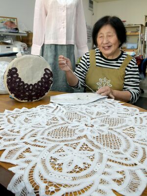 バテンレースを施した洋服や製品と「吉田バテンレース」代表の吉田節子さん=上越市東本町2