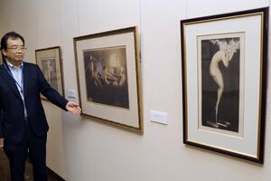 20世紀のパリで活躍した画家ルイ・イカールらの作品が並ぶ特別企画展=弥彦村弥彦