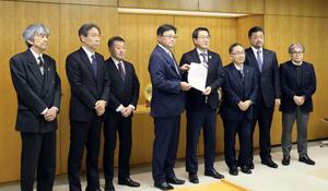 白山エリアでの大規模かつ多目的利用可能なアリーナの早期建設を要望した「新潟アリーナ推進フォーラム」のメンバー＝新潟市役所