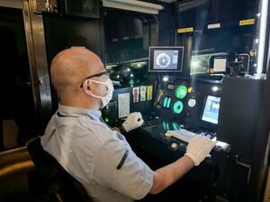 報道陣に公開された、無線式の列車制御システムを使った試験走行=2日未明、長崎県諫早市