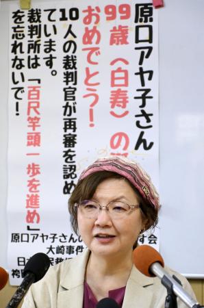 原口アヤ子さんとの面会後に記者会見する鴨志田祐美弁護士=14日午後、鹿児島県