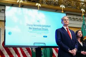 記者会見でトランプ口座を説明するベセント米財務長官=17日、ワシントン(ロイター=共同)