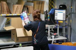 　アマゾンジャパンの物流拠点＝２０２５年６月３０日、千葉市美浜区