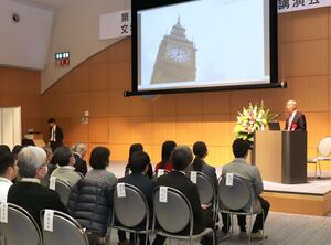 BSNメディアホールディングス特別顧問の竹石松次さんによる記念講演会=3月8日、柏崎市東本町1