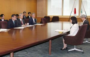 友納理緒環境政務官(右から2人目)に新潟水俣病などに関して要望する中原八一新潟市長(左)=5日、東京・霞が関