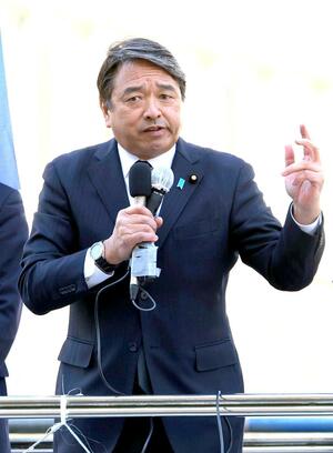 街頭演説する国民民主党の榛葉賀津也幹事長=22日、新潟市中央区