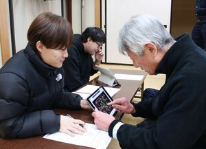 新潟大学の学生が協力して開いた高齢者向けの交通安全教室=見附市本町2