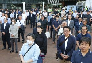 長岡市長選の立候補者の演説を聞く有権者=9月29日、長岡市