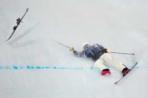 　女子ビッグエア予選　転倒する古賀結那＝リビーニョ（共同）
