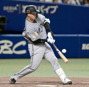 5回巨人1死一、二塁、岸田が左前に適時打を放つ=バンテリンドーム