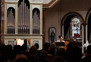 パイプオルガンとフルートの音色を楽しんだクリスマスコンサート＝２１日、上越市西城町２