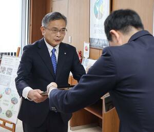 中川幹太上越市長から感謝状を受け取る日本曹達の清水修取締役執行役員(左)=市役所