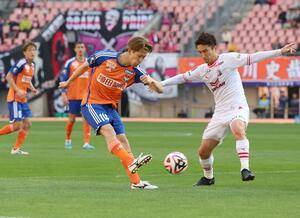 後半、ＭＦ長谷川元希が狙う＝デンカビッグスワン