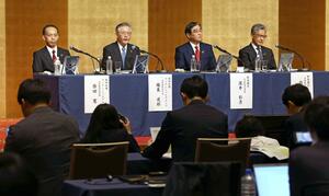 記者会見で、経営統合の意義などを説明する第四北越FGの殖栗道郎社長(左から2人目)と群馬銀行の深井彰彦頭取(同3人目)=24日、東京都内のホテル