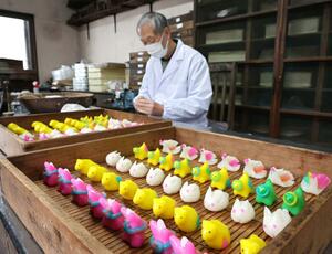 ウマなどをかたどった縁起物の「ちんころ」=上越市吉川区