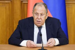 記者会見するロシアのラブロフ外相=21日、モスクワ(タス=共同)