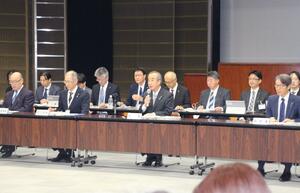 県地域防災計画の修正案を了承した県防災会議＝１０月３１日、県庁