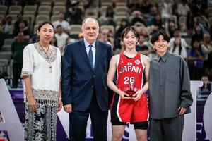 　バスケットボール女子アジア・カップで「オールスター５」に選出された日本の田中（右から２人目）。右端は元日本代表でトヨタ自動車監督の大神雄子さん＝２０２５年７月、深セン（（Ｃ）ＦＩＢＡ・共同）