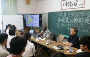 佐渡と日本の未来について考えた「学校蔵の特別授業」=6月15日、新潟県佐渡市西三川